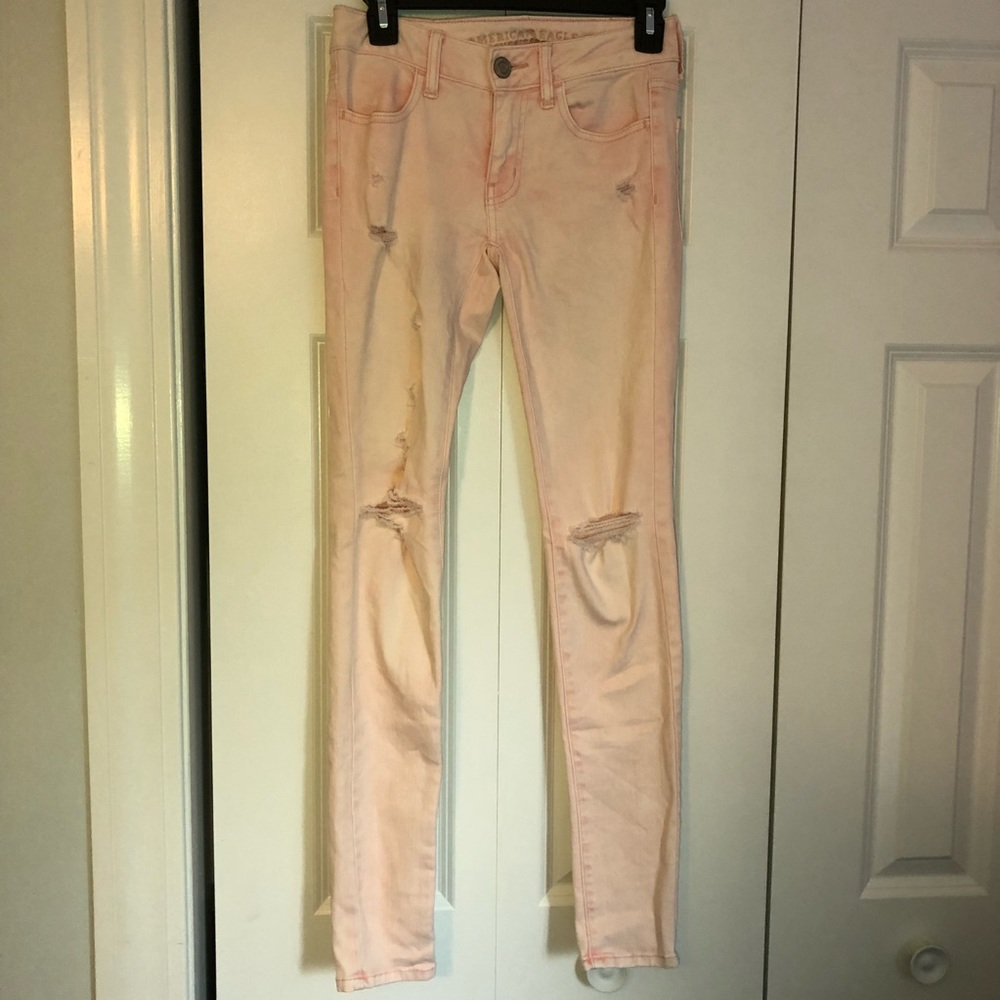LIGHT PINK RIPPED AMERICAN EAGLE JEANS